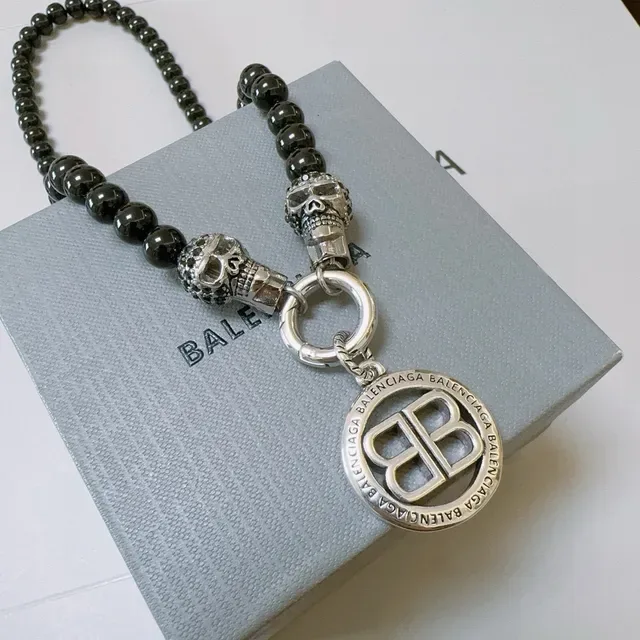 Balenciaga BB Collier Pendentif Noir Chaîne de Perles Argent 3
