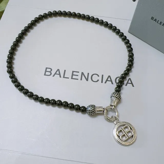 Balenciaga BB Collier Pendentif Noir Chaîne de Perles Argent 4