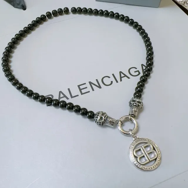 Balenciaga BB Collier Pendentif Noir Chaîne de Perles Argent 9