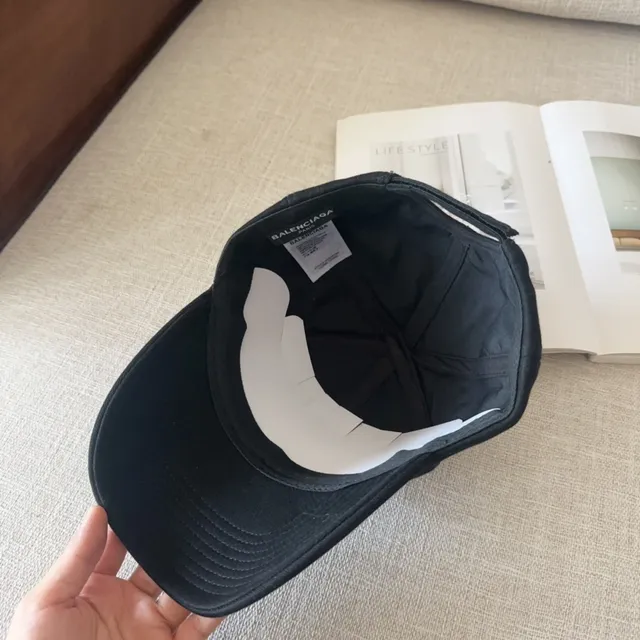 Balenciaga Casquette de baseball à six panneaux structurée avec logo brodé en tonalité noire 3