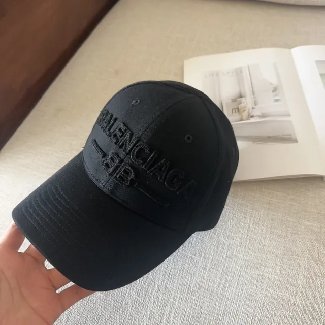 Balenciaga Casquette de baseball à six panneaux structurée avec logo brodé en tonalité noire 6