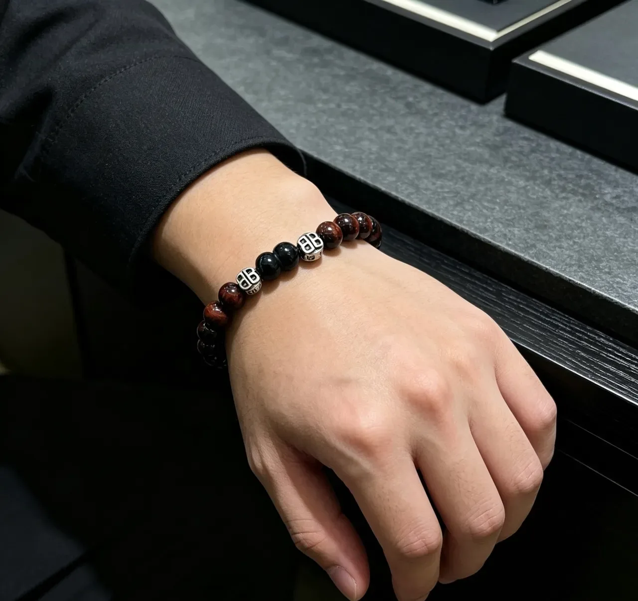 Balenciaga Pulseira Marrom Preto com Encanto de Logo Beaded 2