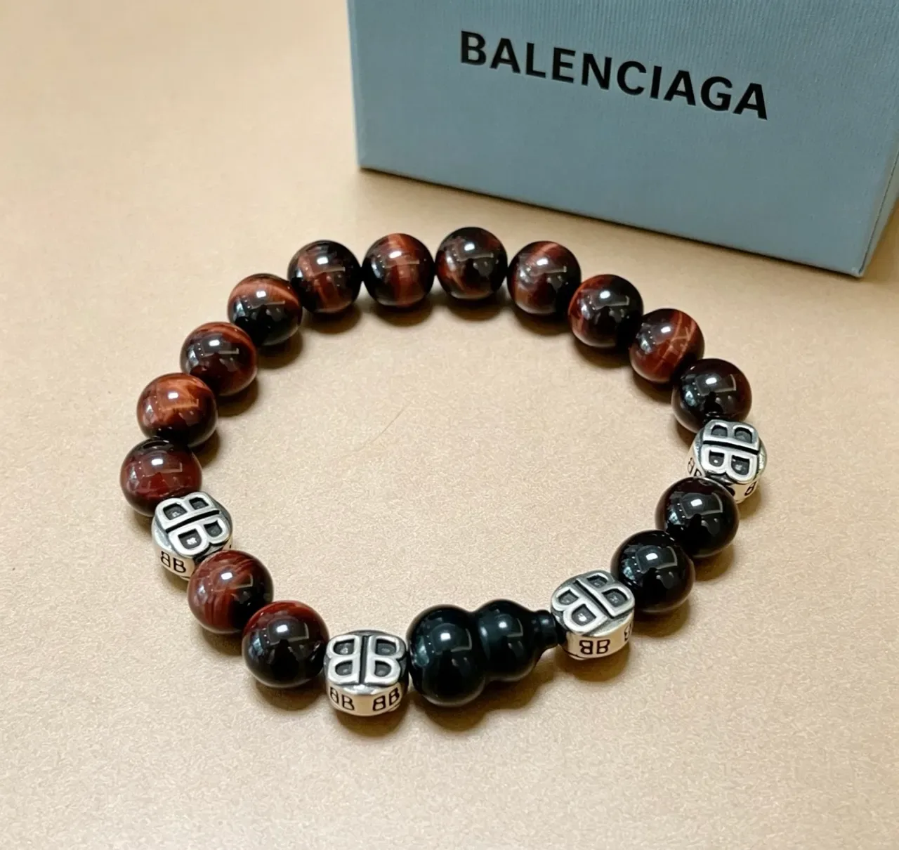 Balenciaga Pulseira Marrom Preto com Encanto de Logo Beaded 3