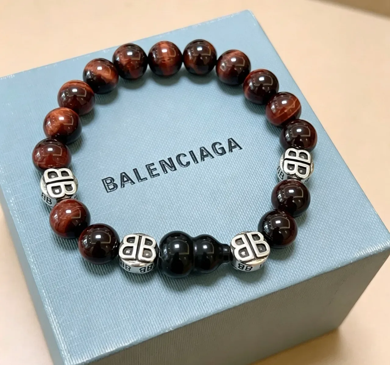 Balenciaga Pulseira Marrom Preto com Encanto de Logo Beaded 5