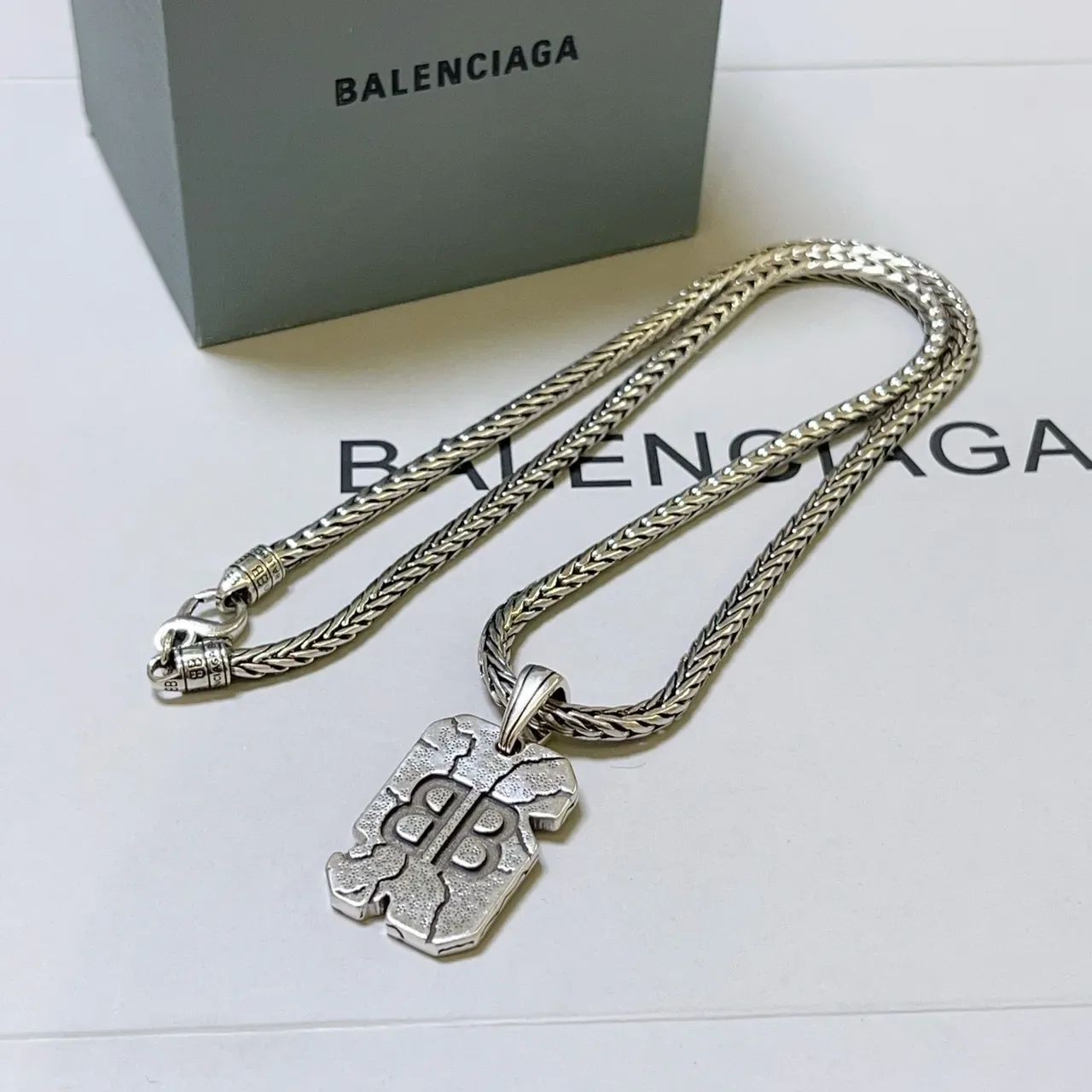Collar Balenciaga Cracked BB Plata Cadena Trenzada Textura Colgante 2