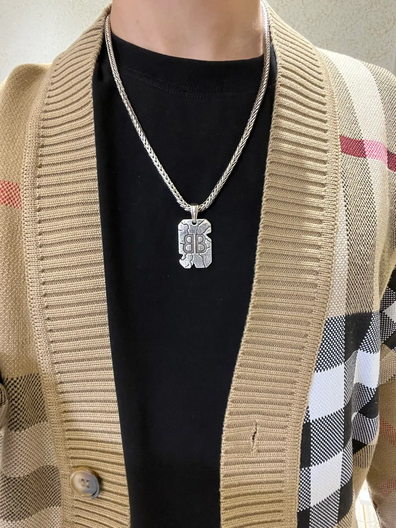 Collar Balenciaga Cracked BB Plata Cadena Trenzada Textura Colgante 3