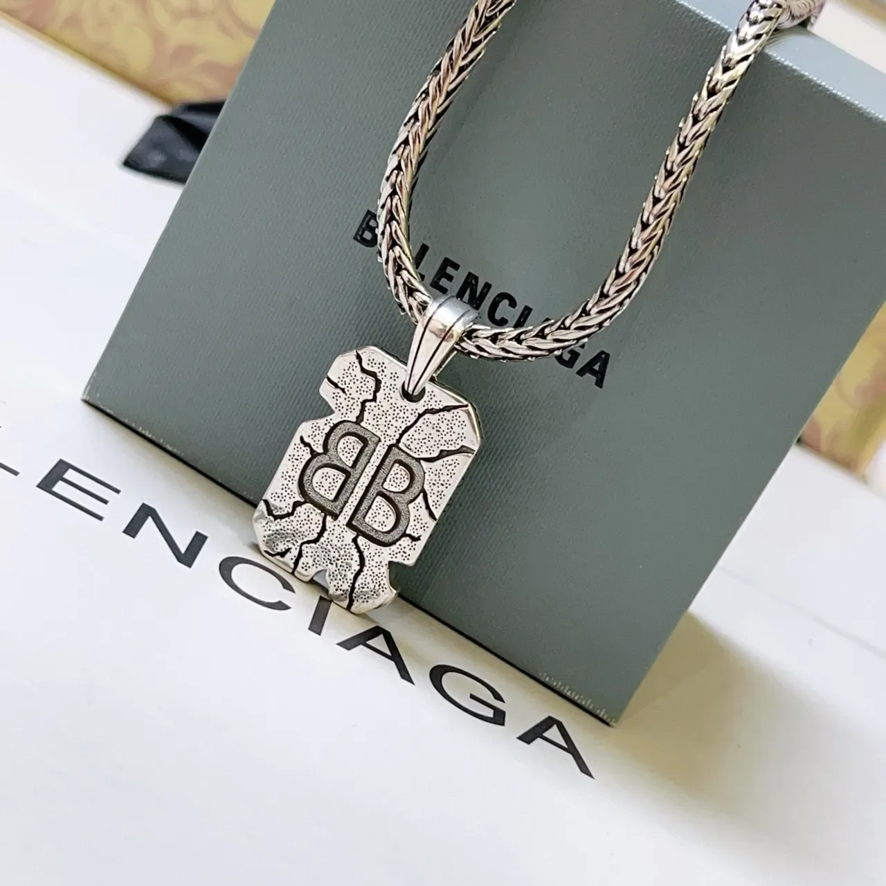 Collar Balenciaga Cracked BB Plata Cadena Trenzada Textura Colgante 5
