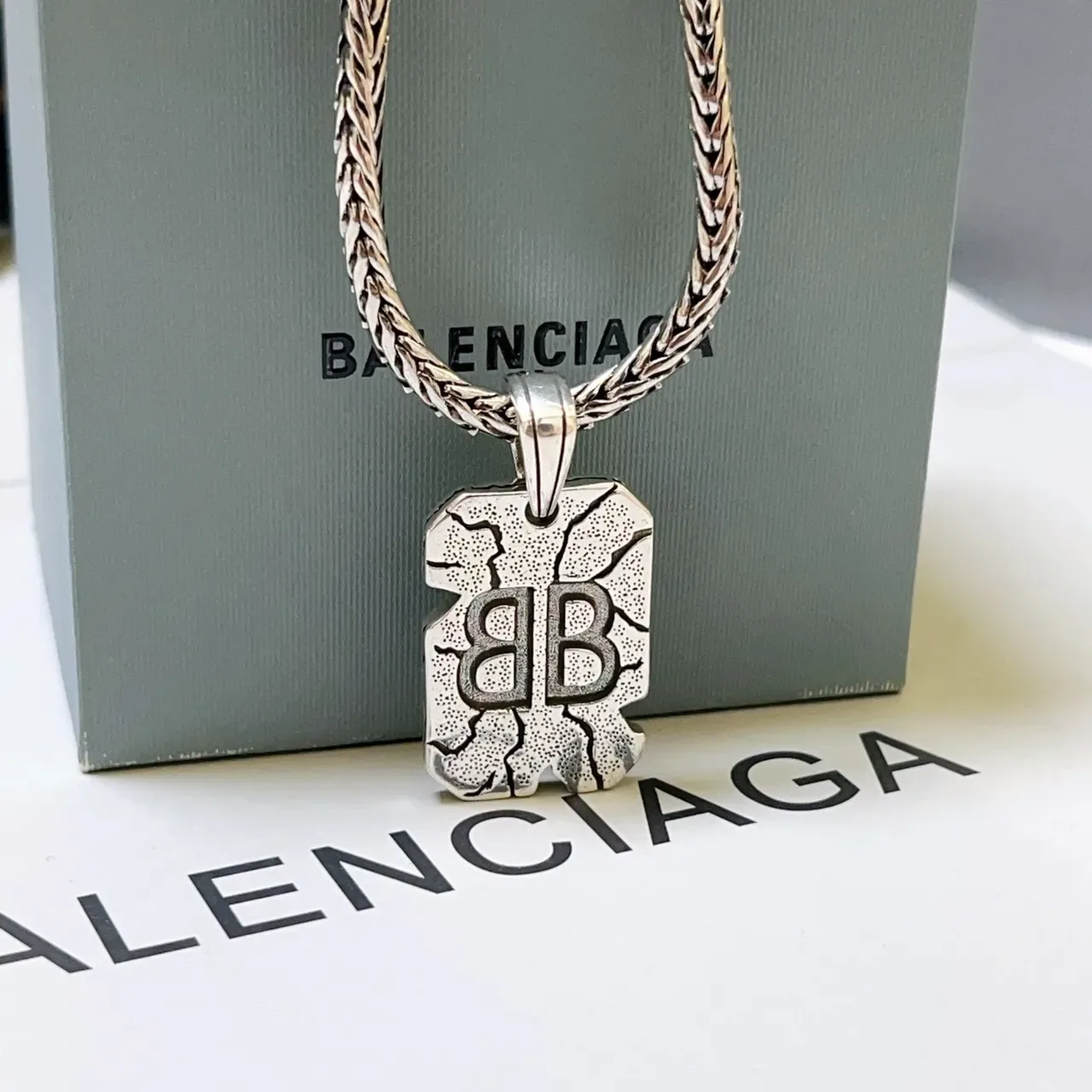 Collar Balenciaga Cracked BB Plata Cadena Trenzada Textura Colgante 7