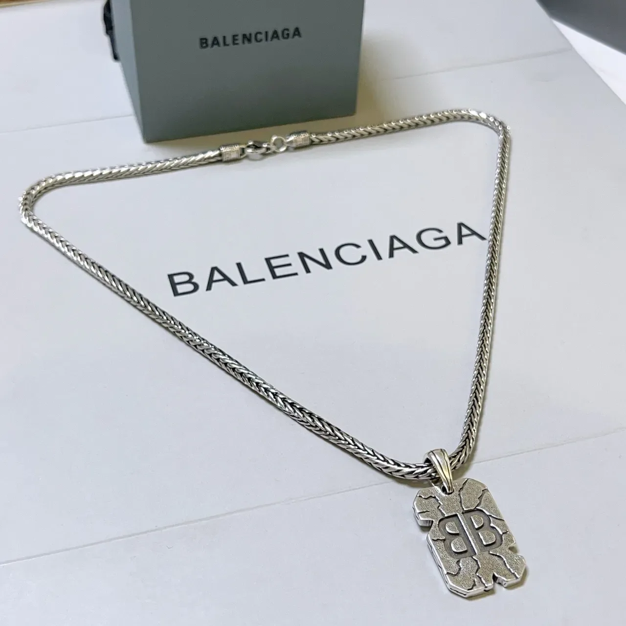 Collar Balenciaga Cracked BB Plata Cadena Trenzada Textura Colgante 8