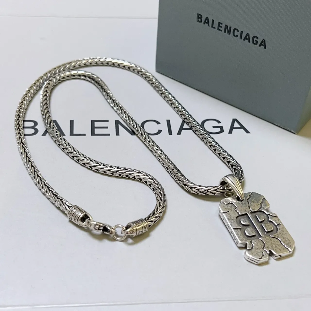 Collar Balenciaga Cracked BB Plata Cadena Trenzada Textura Colgante 9