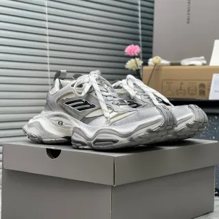 Balenciaga Zapatillas grises y blancas con suela multicapa, midsole esculpido y sneakers chunky