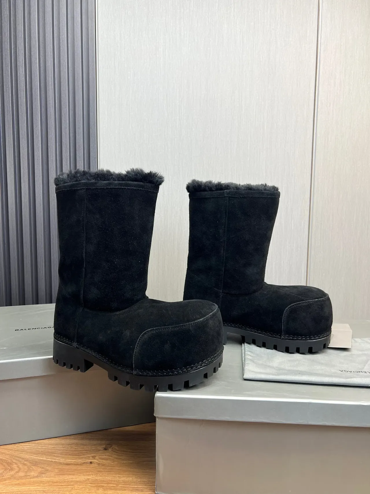 Balenciaga Le Cagole Bottes de Neige en Daim Noir doublées de mouton à la cheville 2