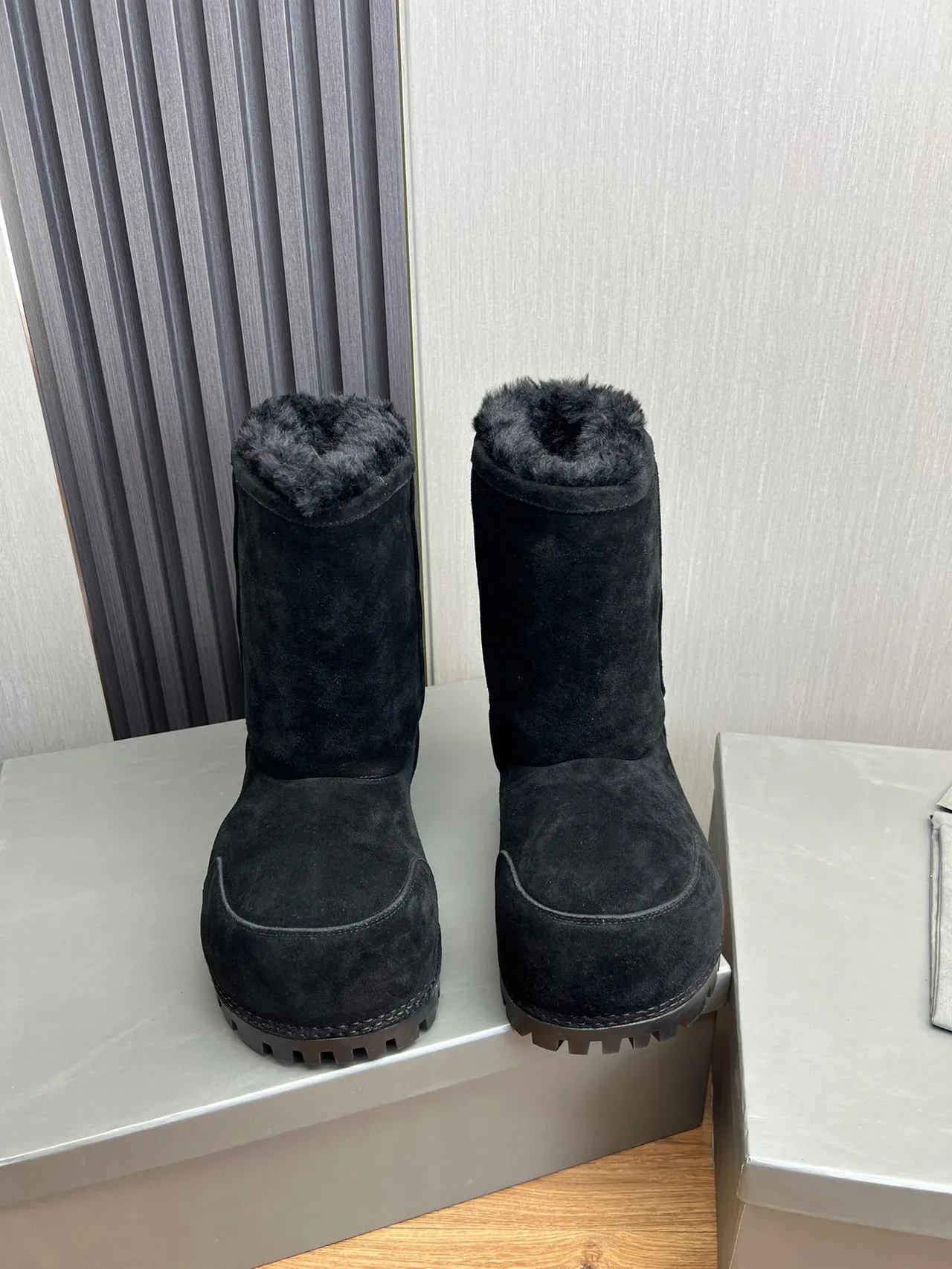 Balenciaga Le Cagole Bottes de Neige en Daim Noir doublées de mouton à la cheville 3