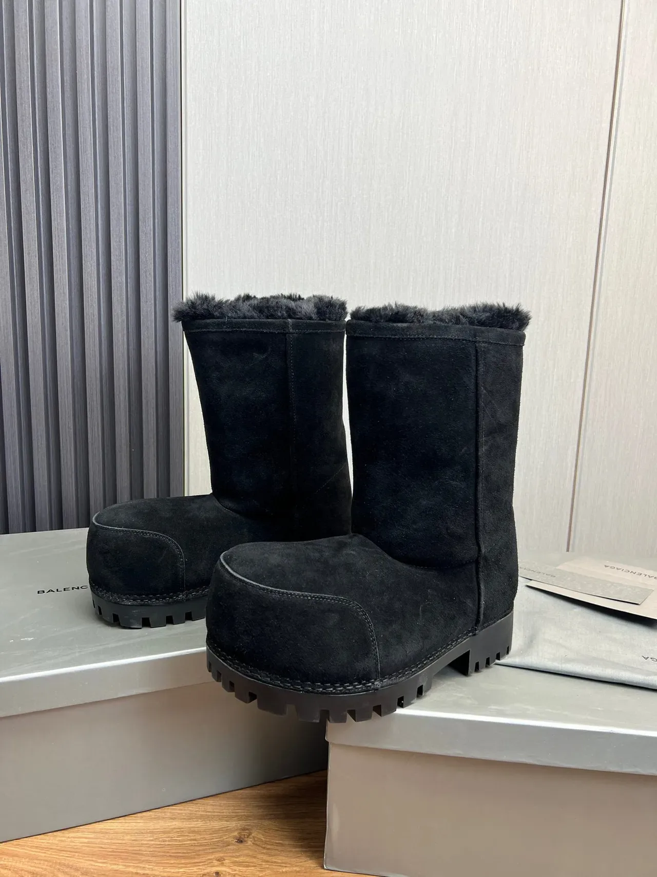 Balenciaga Le Cagole Bottes de Neige en Daim Noir doublées de mouton à la cheville 4