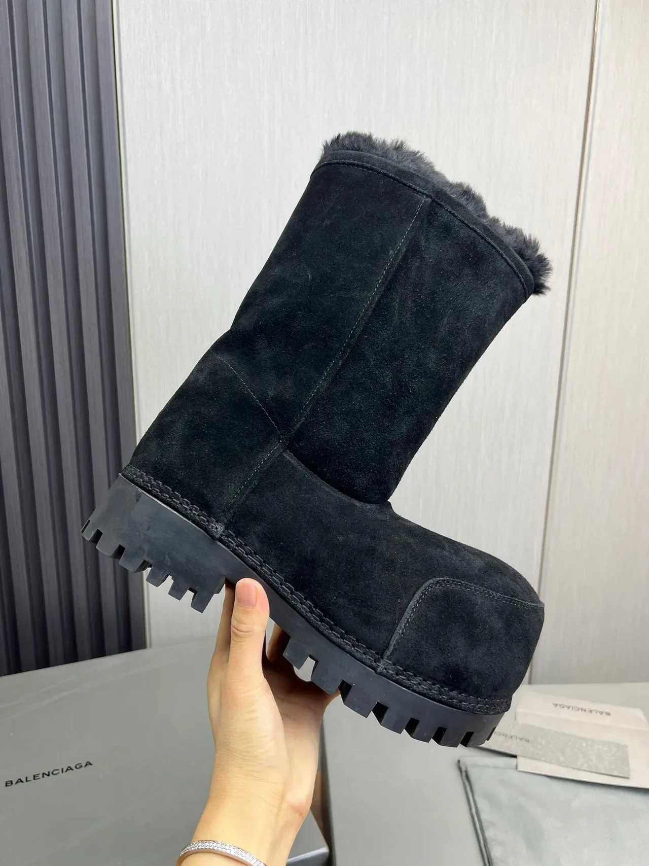 Balenciaga Le Cagole Bottes de Neige en Daim Noir doublées de mouton à la cheville 5