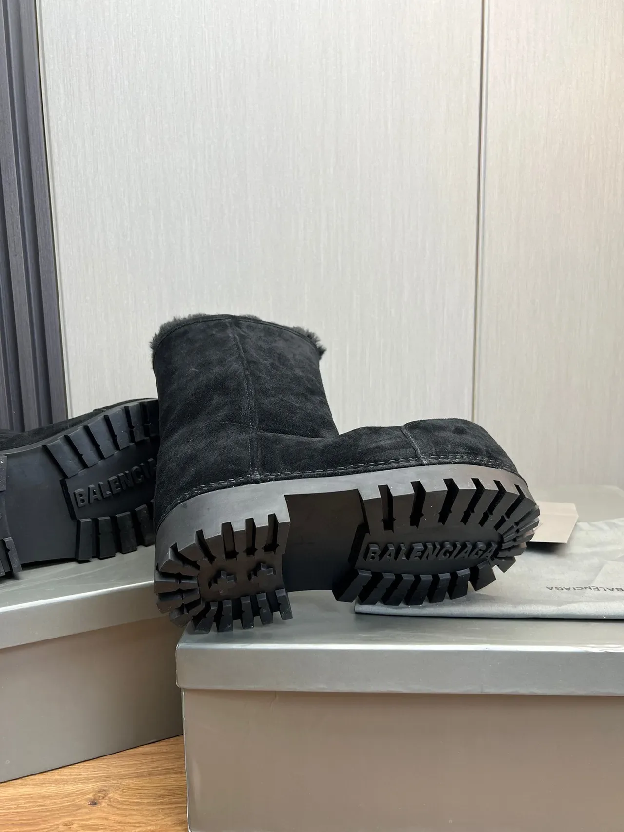Balenciaga Le Cagole Bottes de Neige en Daim Noir doublées de mouton à la cheville 6