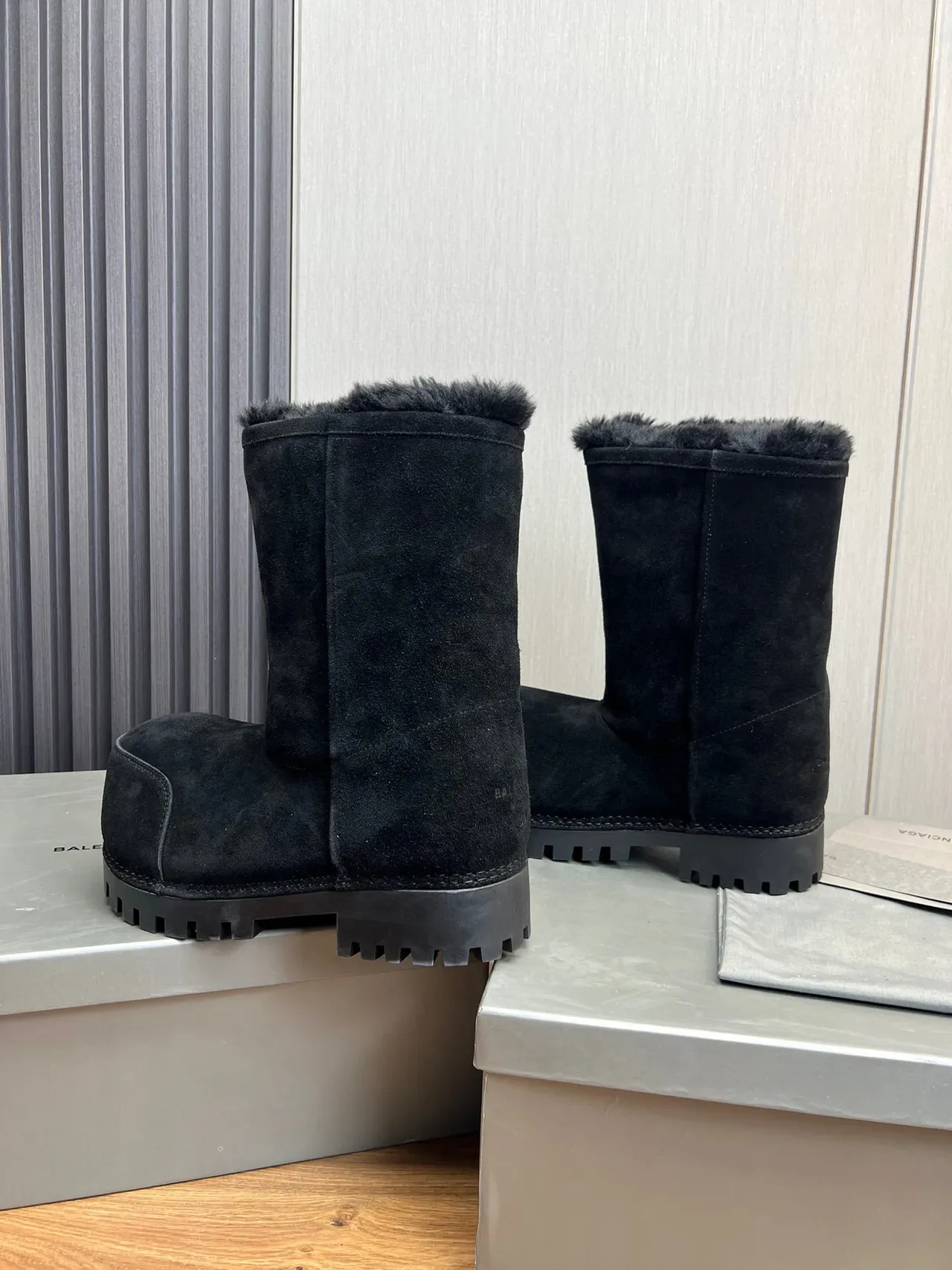 Balenciaga Le Cagole Bottes de Neige en Daim Noir doublées de mouton à la cheville 7