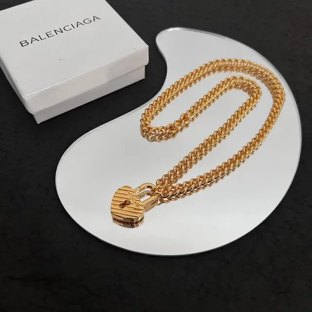 Balenciaga Lock Heart Pendant chaîne dorée collier 4