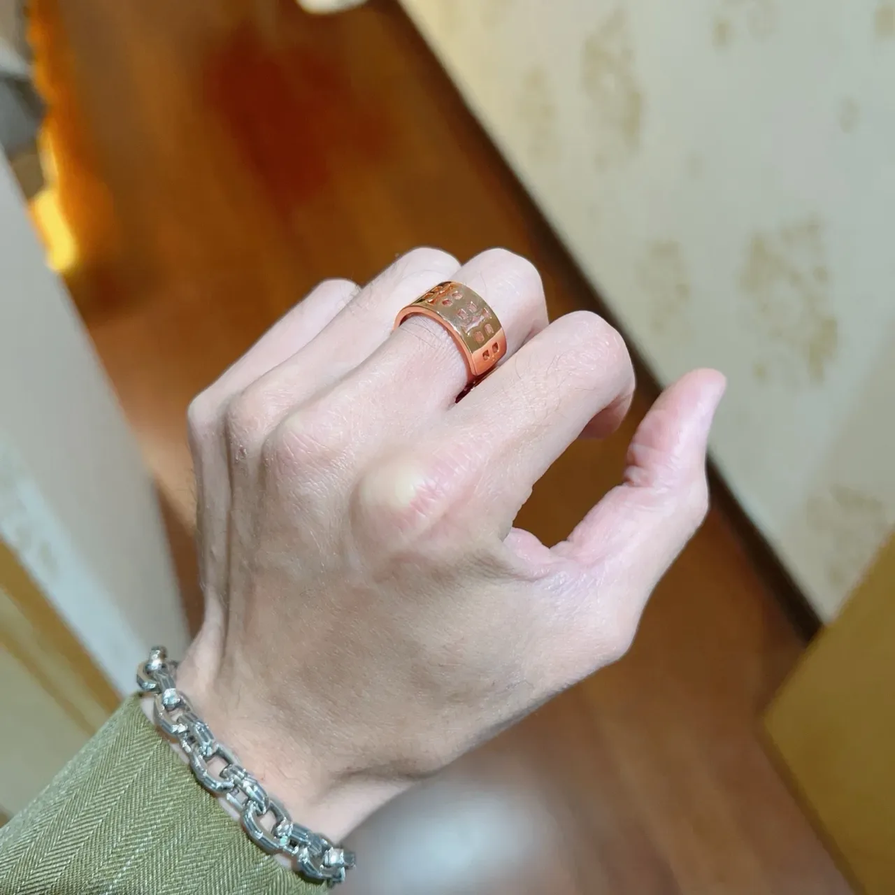 Balenciaga Logo Cuff Ring Anel Ouro Rosa Metálico 2