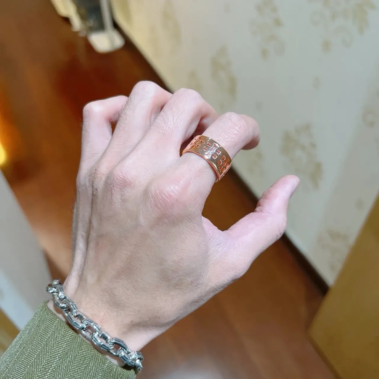 Balenciaga Logo Cuff Ring Anel Ouro Rosa Metálico 4