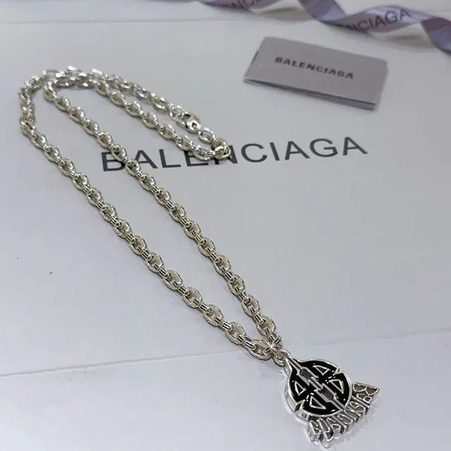 Balenciaga Logo معلقة سلسلة كثيفة قلادة 3