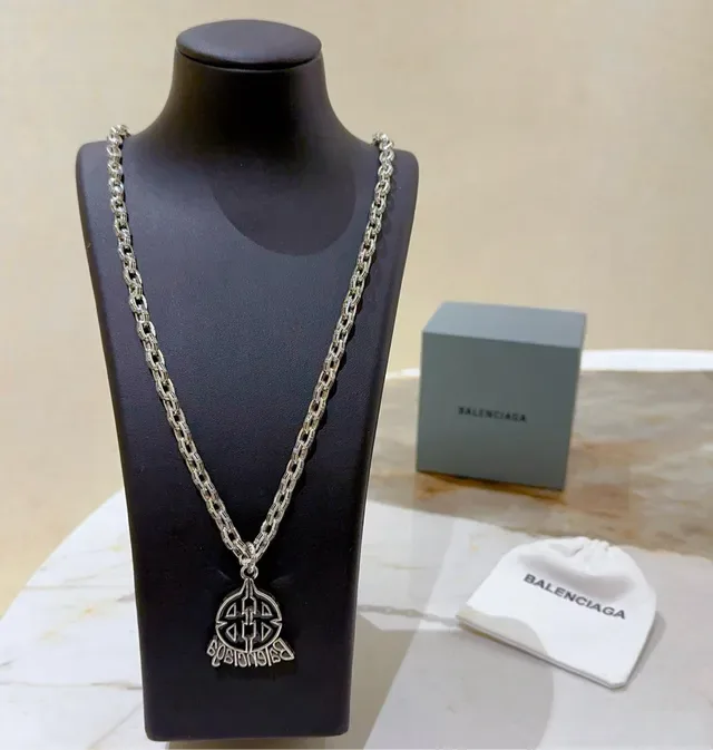 Balenciaga Logo معلقة سلسلة كثيفة قلادة 4