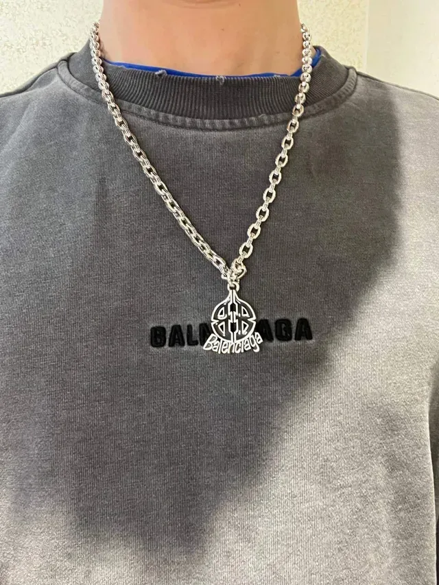 Balenciaga Logo معلقة سلسلة كثيفة قلادة 5