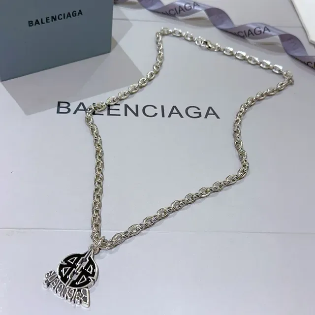 Balenciaga Logo معلقة سلسلة كثيفة قلادة 6