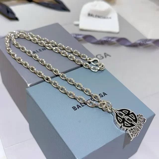 Balenciaga Logo معلقة سلسلة كثيفة قلادة 9