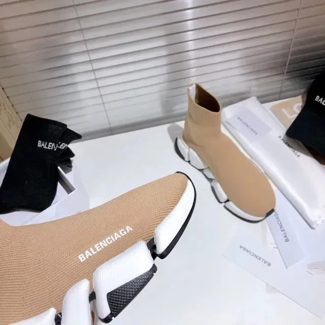 Balenciaga Speed Trainer beige et blanc sneakers lifestyle 3