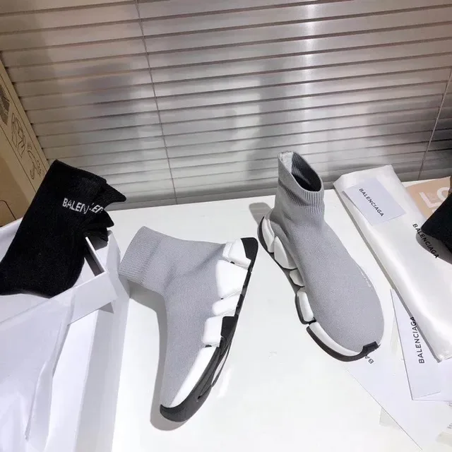 Balenciaga Speed Trainer baskets lifestyle grises à la chaussette 4