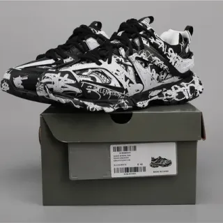 بالنسياغا Track Trainer Graffiti Print أسود أبيض حذاء رياضي سميك