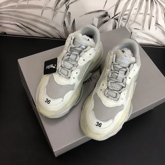 Balenciaga Triple S Baskets Chunky Blanches et Grises 2