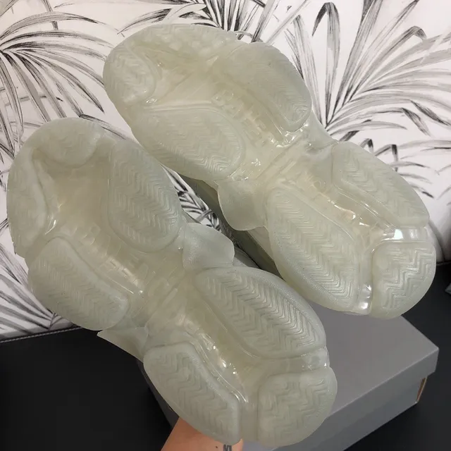 Balenciaga Triple S Baskets Chunky Blanches et Grises 3