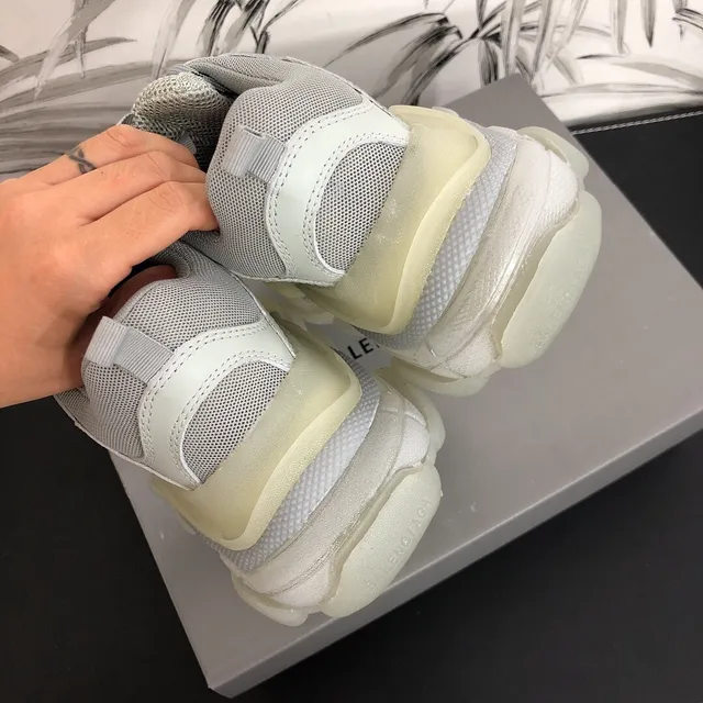 Balenciaga Triple S Baskets Chunky Blanches et Grises 4