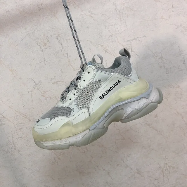 Balenciaga Triple S Baskets Chunky Blanches et Grises 5