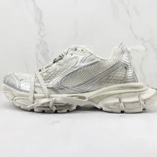 Balenciaga Tênis Chunky com sola branca e prateada, malha em camadas e sintético metálico