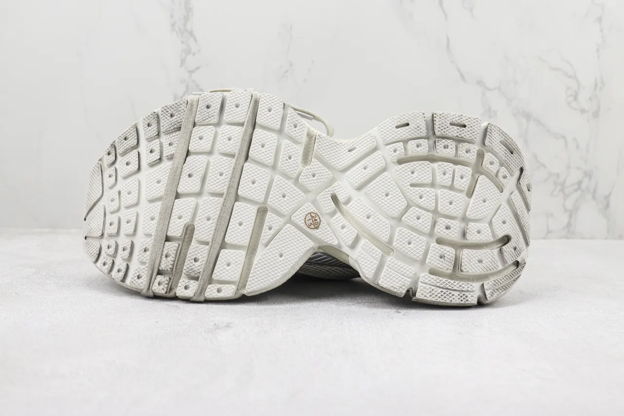 Balenciaga Tênis Chunky com sola branca e prateada, malha em camadas e sintético metálico 8
