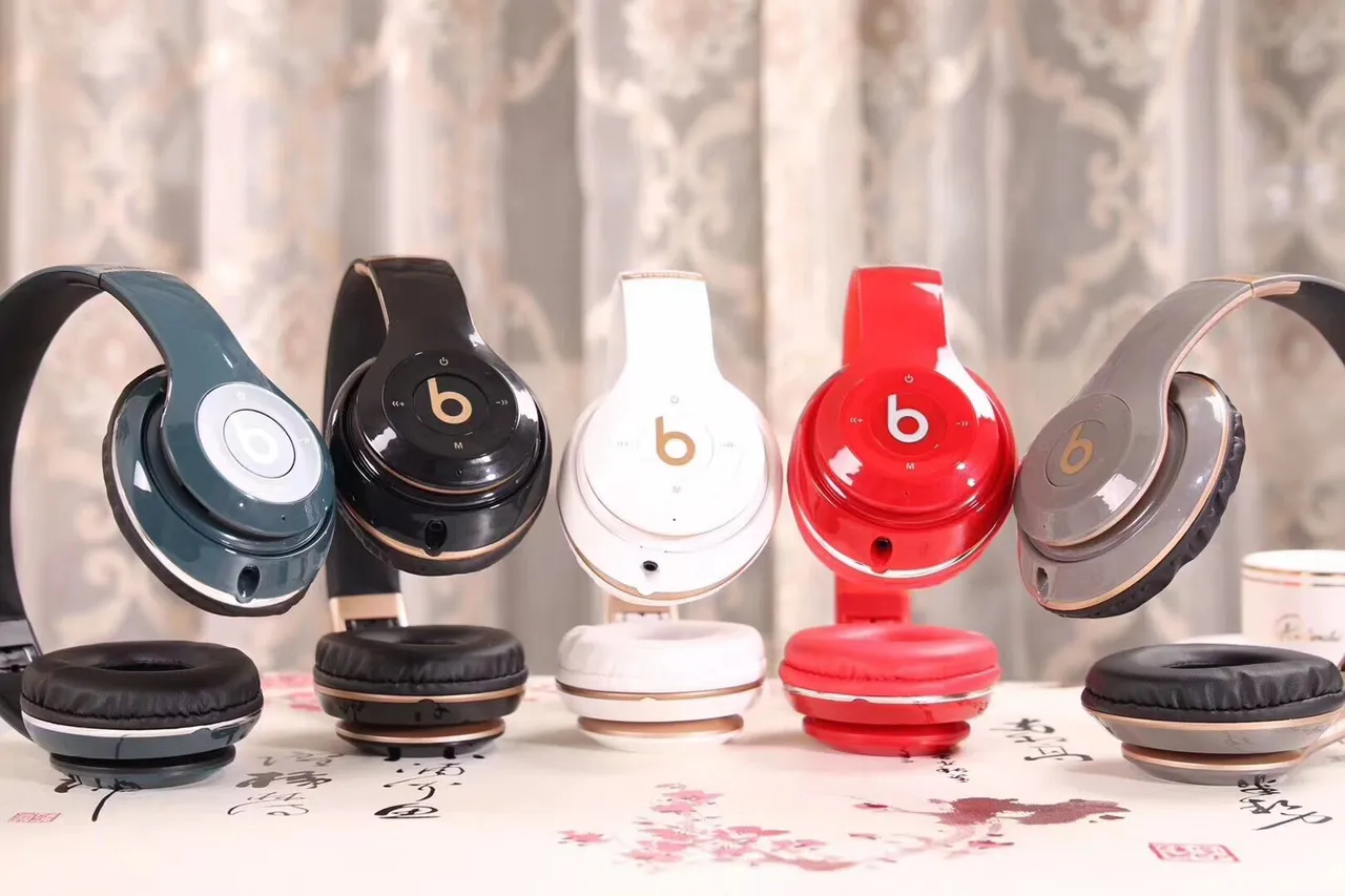 Beats Fones de ouvido supra-auriculares de acabamento dourado brilhante com cúpulas giratórias multicolores 1