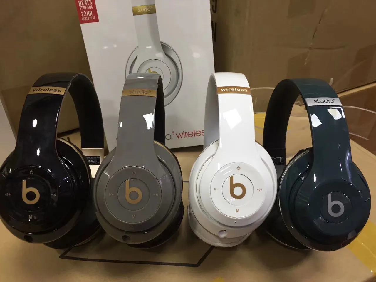 Beats Fones de ouvido supra-auriculares de acabamento dourado brilhante com cúpulas giratórias multicolores 9