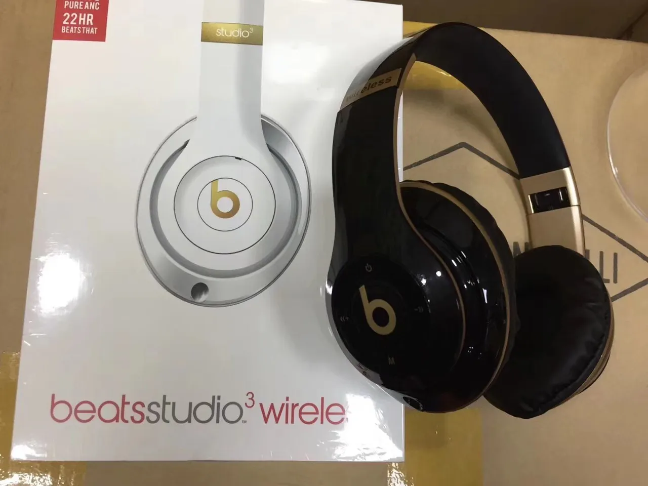 Beats Fones de ouvido supra-auriculares de acabamento dourado brilhante com cúpulas giratórias multicolores 12