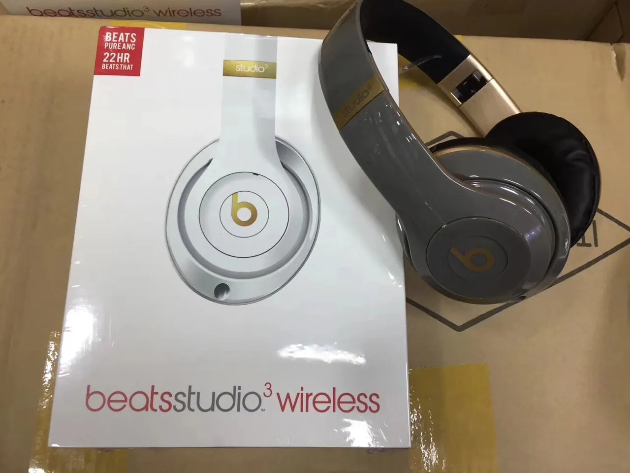 Beats Fones de ouvido supra-auriculares de acabamento dourado brilhante com cúpulas giratórias multicolores 13
