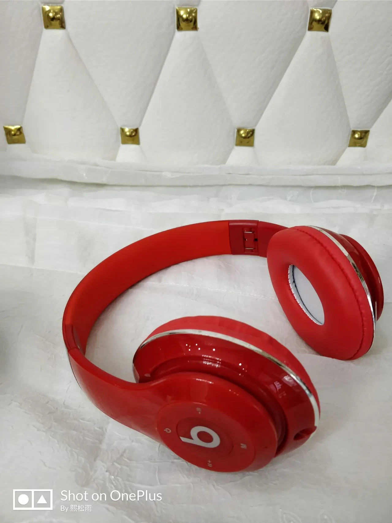 Beats Fones de ouvido supra-auriculares de acabamento dourado brilhante com cúpulas giratórias multicolores 15