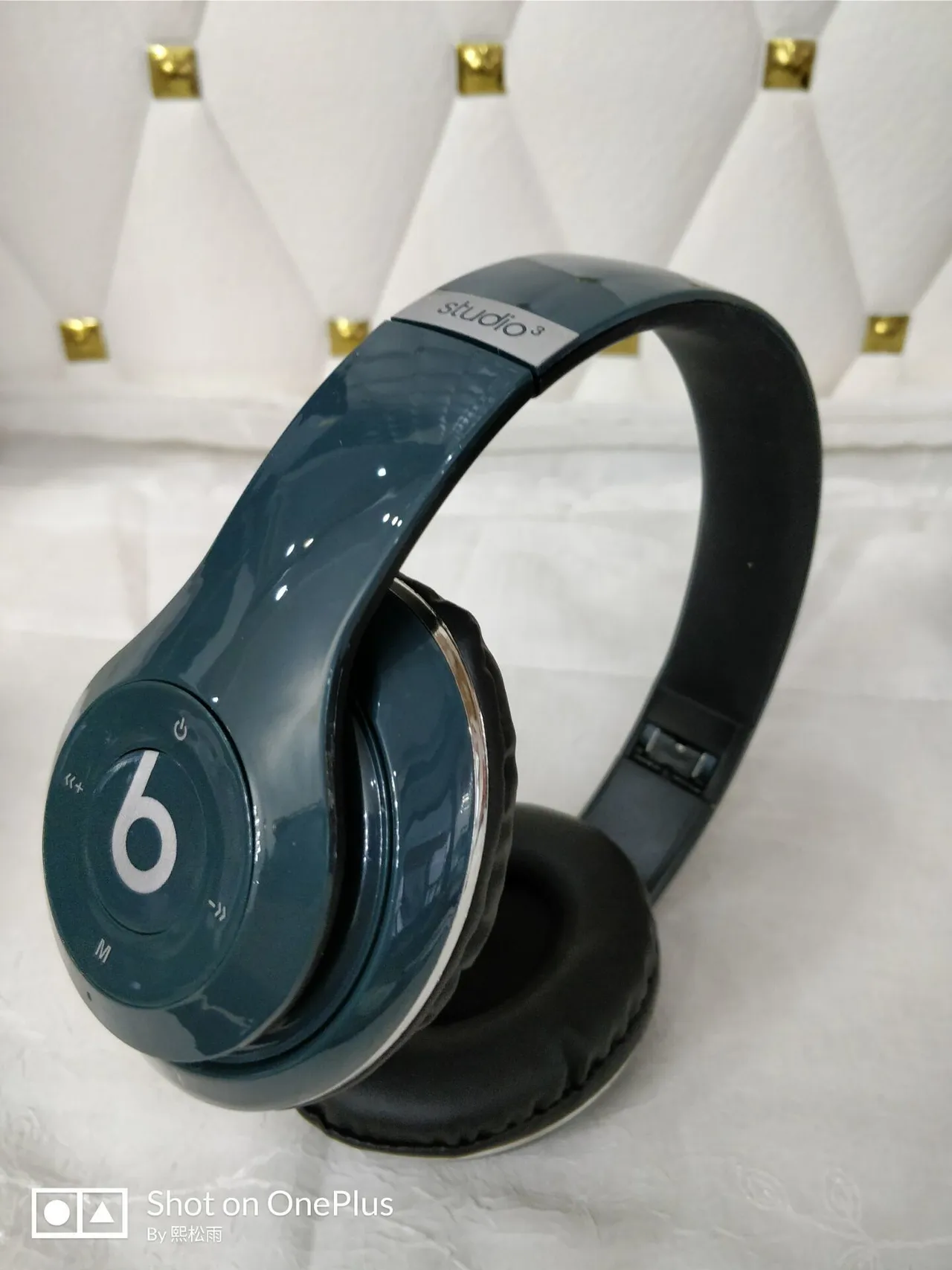 Beats Fones de ouvido supra-auriculares de acabamento dourado brilhante com cúpulas giratórias multicolores 23