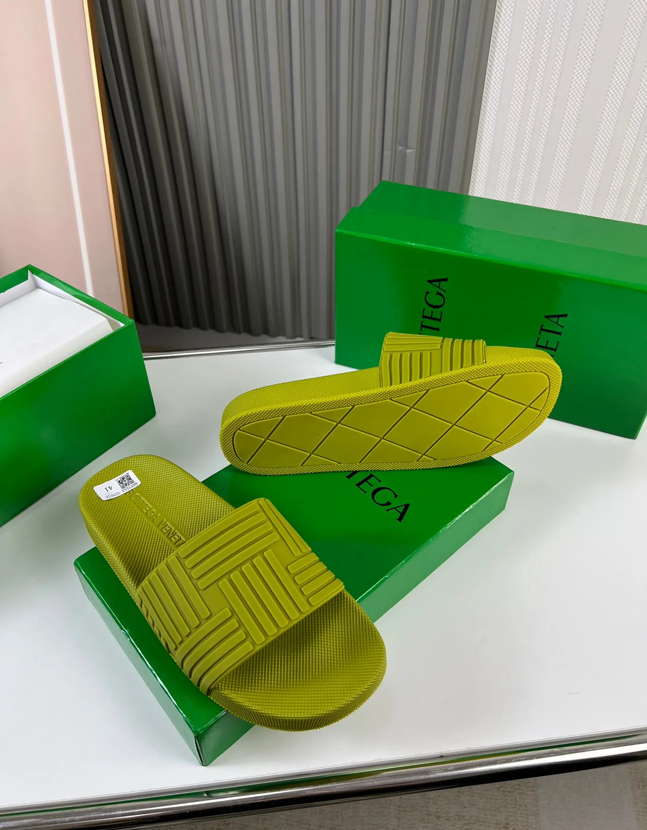 Bottega Veneta Andiamo Chaussons en caoutchouc vert lime 7