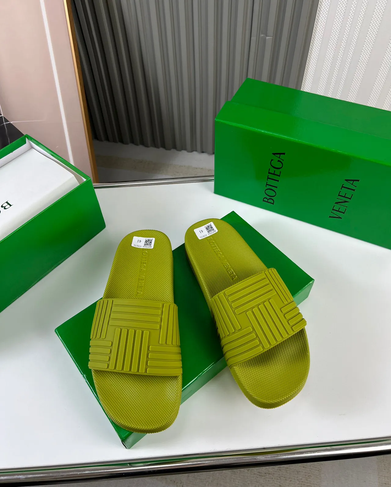 Bottega Veneta Andiamo Chaussons en caoutchouc vert lime 9