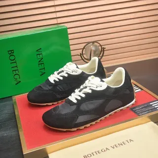 Bottega Veneta أحذية رياضية سوداء وأوف-وايت بانلد كاجوال