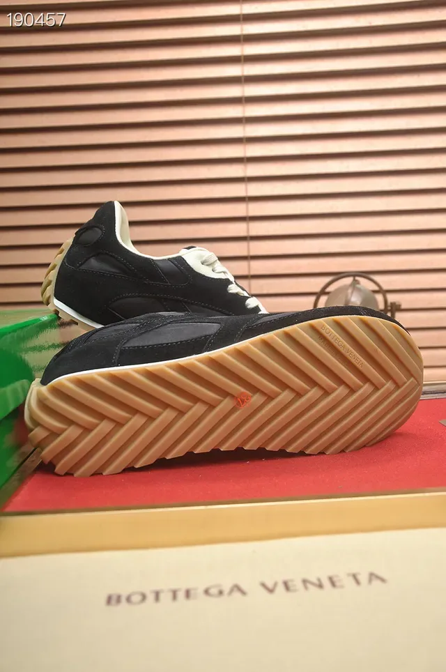 Bottega Veneta Sneakers Lifestyle Noir et Off-White Panelés 2
