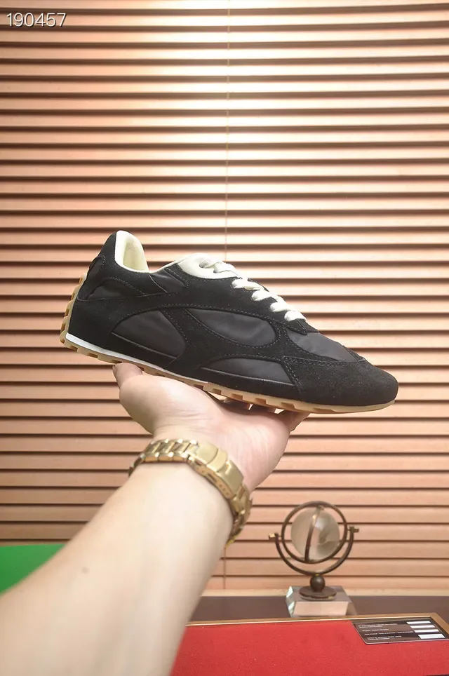 Bottega Veneta Sneakers Lifestyle Noir et Off-White Panelés 7