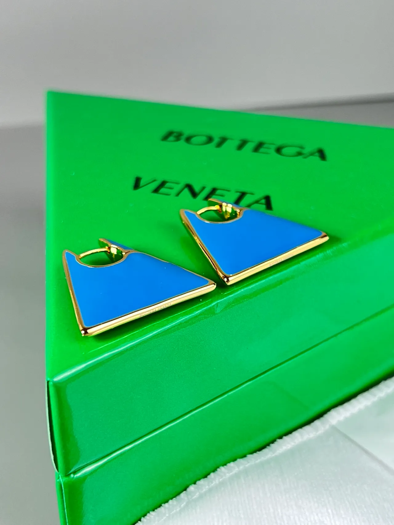 Bottega Veneta Brincos de marco triangular de esmalte dourado tom verde azul 6